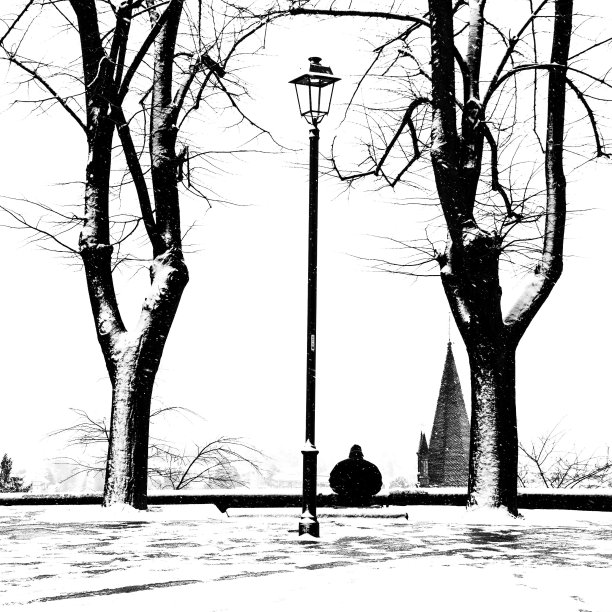 一个孤独的人在寒冷的日子里看着空旷的地平线图片下载