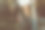 年轻的金发女郎穿着牛仔夹克，用手机拍下公园里美丽的风景，从后面拍照。移动摄影的概念，旅行图片下载