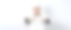 亚洲女厨师手持智能手机或电子平板电脑，接受来自网上商店或商户应用程序的订单。她微笑着穿着厨师制服，站在白色背景下。在线食品商人。图片下载