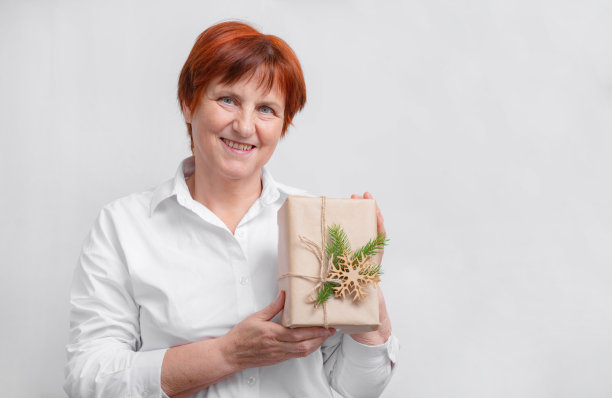 老妇人正在展示一件礼物图片下载