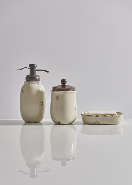 柳条篮子和毯子，白色的桌子和墙壁图片下载