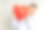 一个身份不明的人藏在红心充气气球后面。概念表白情人节，模拟一下。图片下载