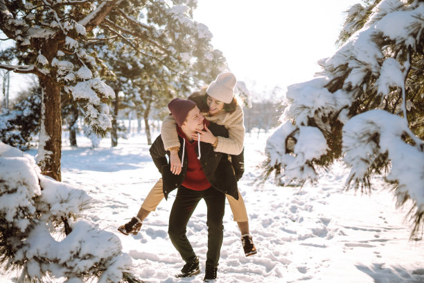 爱情故事年轻夫妇在冬天。幸福的情侣在大自然中散步，享受快乐。假日、季节、爱情和休闲的概念。图片下载