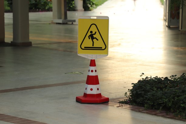 地面湿滑警告标志图片下载