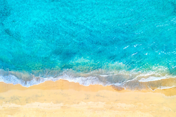 俯视图航空无人机照片的海洋海岸与美丽的绿松石水和海浪。加勒比海度假胜地。假期旅游的背景。图片下载