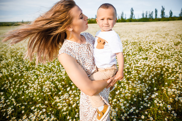 和妈妈度过了快乐的童年。孩子牵着父母的手。图片下载