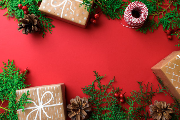 新年礼物和装饰品在红色背景顶部视图-图像图片下载