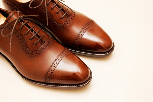 崭新的棕色皮鞋，有闪亮的脚趾。图片下载