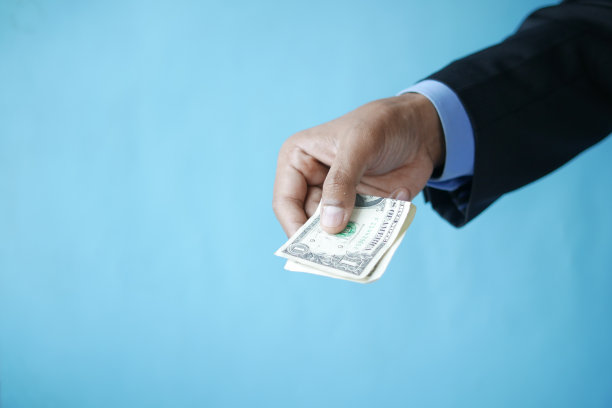 年轻的商人提供现金和复印空间图片下载