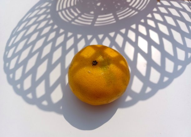 一个橙色和篮子阴影在白色背景图片下载