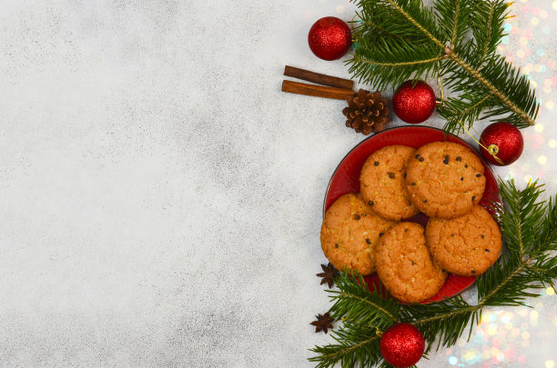 在圣诞前夜吃传统的巧克力饼干。图片下载