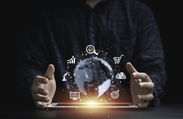 人手保护平板电脑上的虚拟世界与互联网连接为元宇宙。全球商业营销和银行金融通过应用技术概念。图片下载