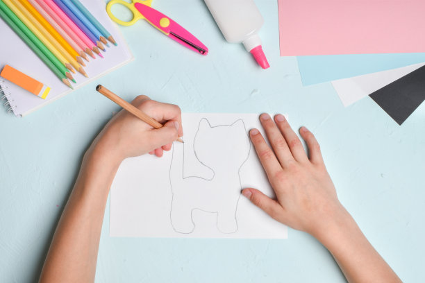 孩子们用彩色纸做的手工艺品。手工制作的。白色的老虎。猫。一个关于如何制作老虎的大师班。图片下载