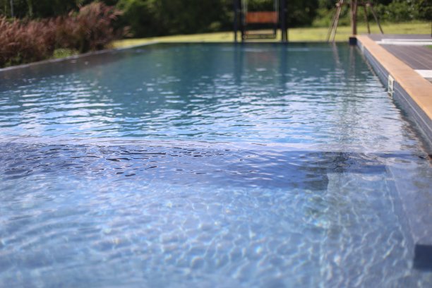 室外游泳池的特写照片图片下载