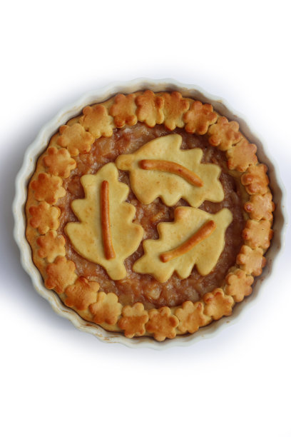 传统的自制苹果派，白色上有秋天的装饰图片下载