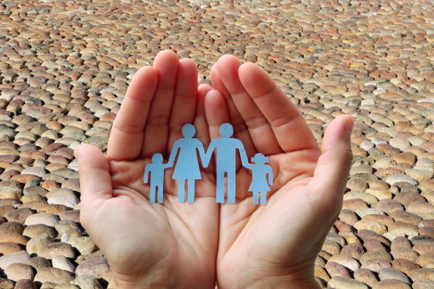 纸家手中的鹅卵石路背景图片下载