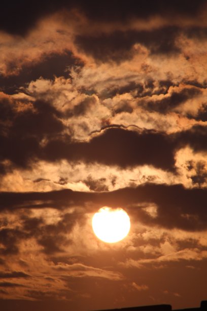 清晨天空美丽，日出时云朵橙黄图片下载