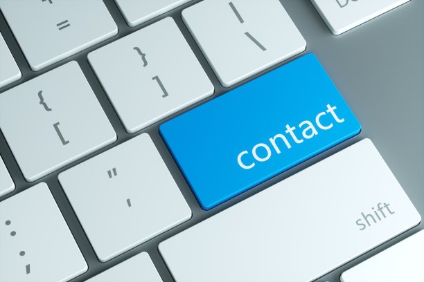 白色键盘上的蓝色接触按钮图片下载