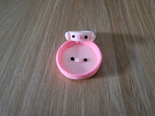 孩子们在木桌上用粉色粘土做的可爱的工艺品图片下载