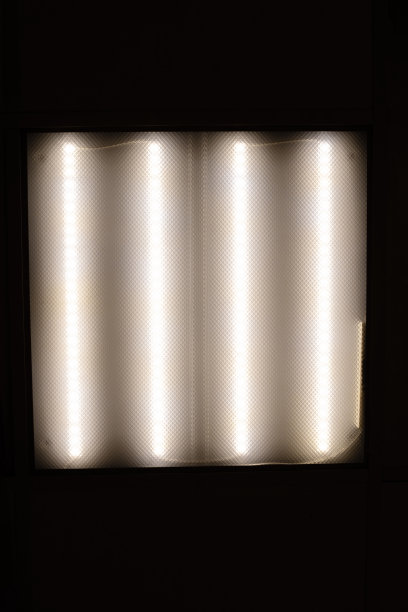 方形天花板灯在黑暗的特写图片下载