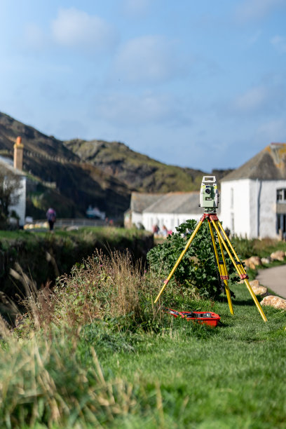 建筑测量三脚架上的数字模拟激光点测量设备图片下载