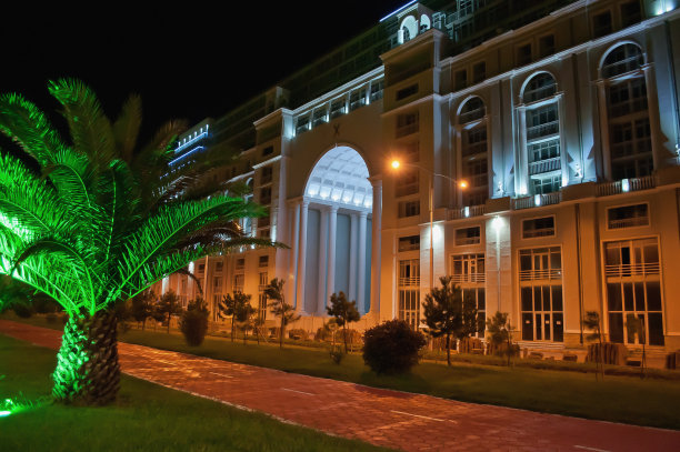 旅馆的正面被照亮了。巴统市的堤坝和自行车道。在格鲁吉亚的夜生活。图片下载