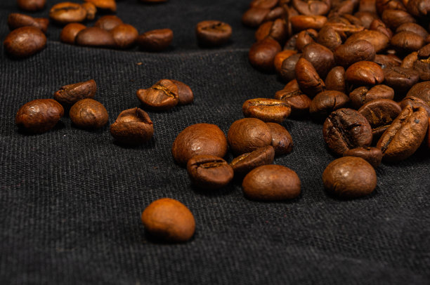 为咖啡馆菜单或小册子模板的自然背景-棕色烤咖啡豆的宏观照片，接近图片下载