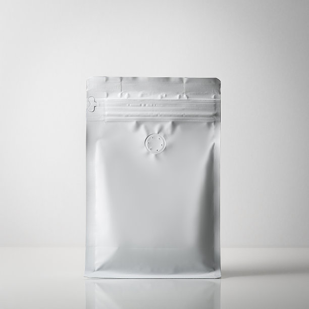 灰色背景上的咖啡袋模型。咖啡灰色包装与拉链。图片下载