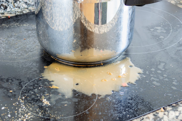 肮脏的玻璃陶瓷炉顶图片下载