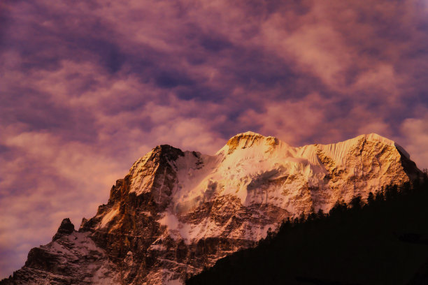 雪山紫色的黄昏图片下载