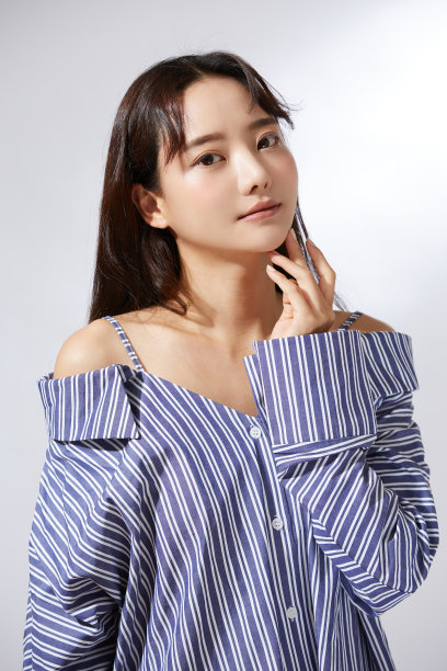 一个穿着露肩衬衫的年轻亚洲女人的自然肖像图片下载