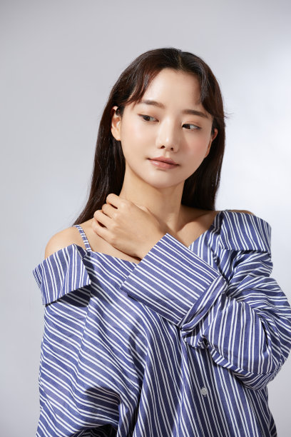年轻亚洲女性自然肖像（露肩衬衫）图片下载