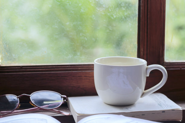 木地板上有泰国护照图片下载