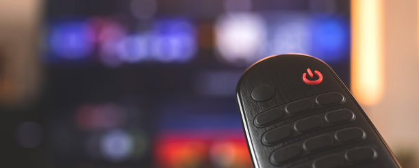 遥控器为电视流媒体服务，横幅照片选择焦点到电视遥控器与红色按钮。本空间图片下载