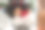 带着礼盒和圣诞装饰品的快乐非洲式发型小女孩图片下载