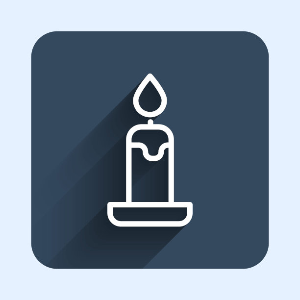 白色线条燃烧的蜡烛在烛台图标孤立与长阴影背景。燃烧火焰的圆柱形蜡烛棒。蓝色方块按钮。向量图片下载