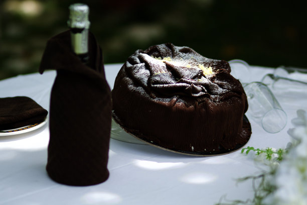 巧克力蛋糕暴露在一瓶起泡酒旁边图片下载