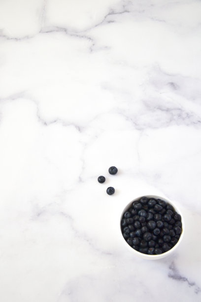 大理石底的碗里放蓝莓图片下载