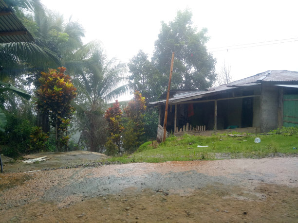 下雨时gorontalo的乡村气氛。图片下载