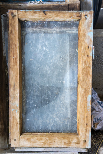 一扇旧的木门。玻璃的顶部很脏，适合做框架图片下载