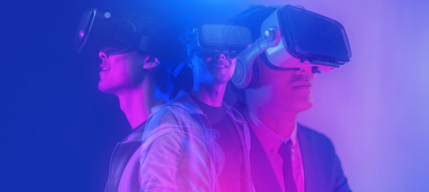 超境数字网络世界技术，人带着虚拟现实VR眼镜玩AR增强现实游戏和娱乐，未来生活方式图片下载