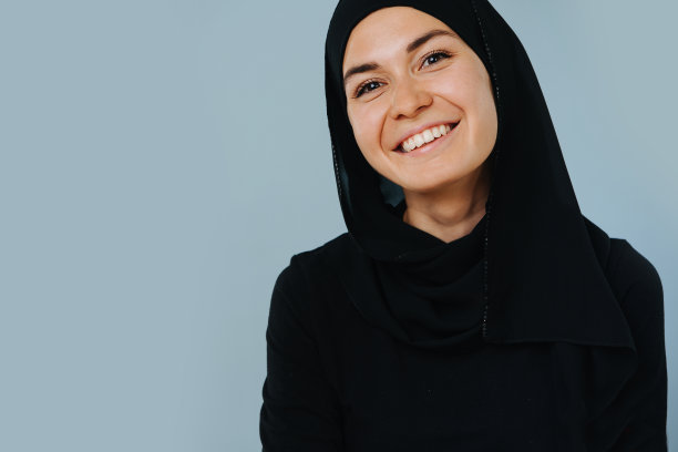 一名戴着宗教头饰、笑容灿烂的穆斯林妇女的肖像图片下载