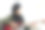 年轻的穆斯林妇女戴着宗教头巾弹吉他图片下载