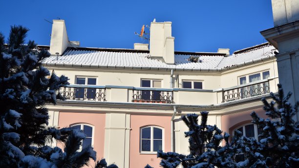 一场大雪中的冬日背景下的公寓建筑碎片图片下载