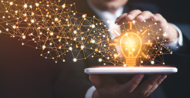 科技创新，传播理念创新。摘要创新。手持平板电脑与灯泡未来技术和网络连接的虚拟界面背景。图片下载