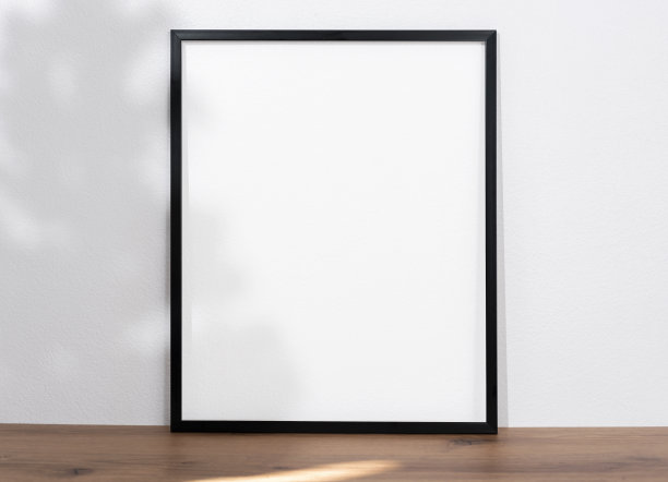 模拟黑色框架与光和阴影树在木桌。空的白色框架。图片下载