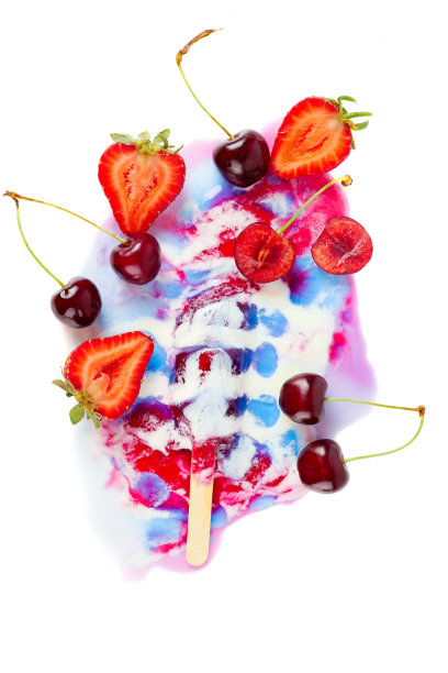放有新鲜浆果的融化的雪糕图片下载