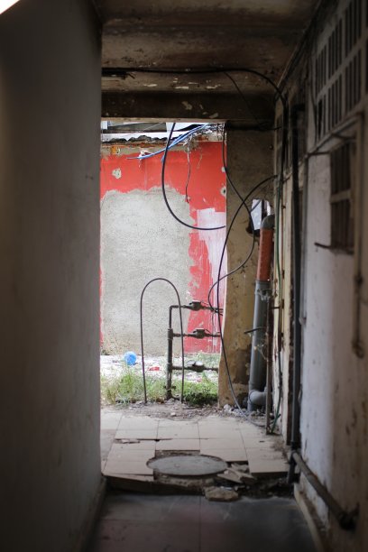 简陋住宅楼外的管道图片下载