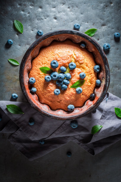 甜蓝莓水果蛋糕。自制的草莓馅饼。图片下载