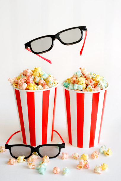 两个装有爆米花的红色条纹大杯子图片下载